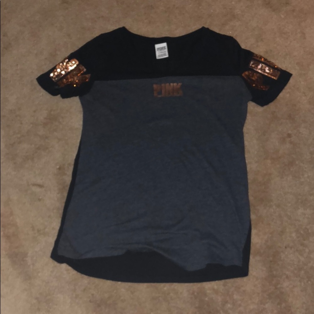 a small blackish/ dark gray, t-shirt